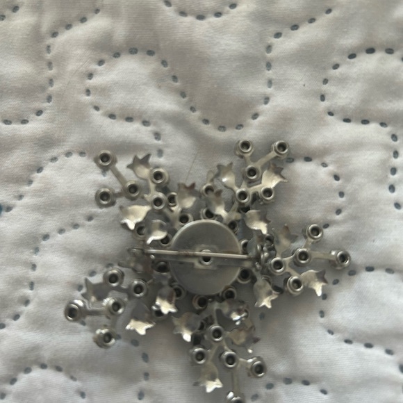 Vintage Silvertone Star Shaped Brooch With Rhinestones - Picture 3 of 4
